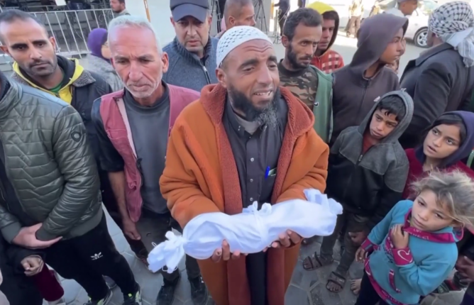 Spedbarn fryser i hjel i Gaza, mens palestinske menn er kledd i vinterklær