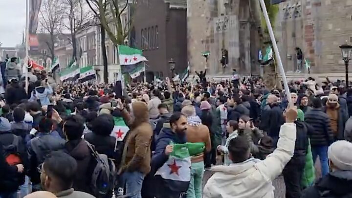 Syrere i Nederland feirer Assads fall med «Allahu akbar!»