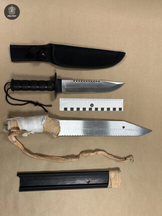 Ungdom tatt med kniver og machete på tog i Ås