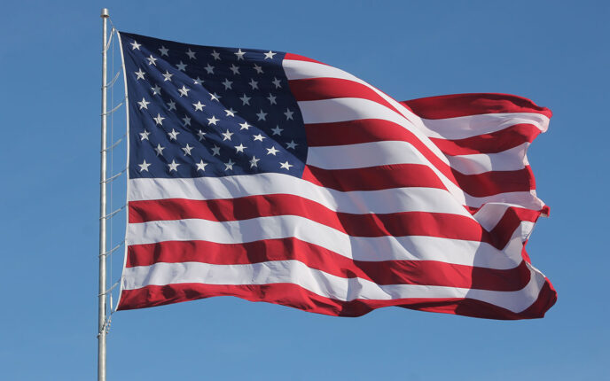 Trump til ambassader og utposter: Bare Stars and Stripes, ingen Pride- eller BLM-flagg