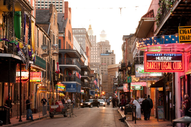 Mann kjørte bil inn i folkemengde i New Orleans, minst ti døde