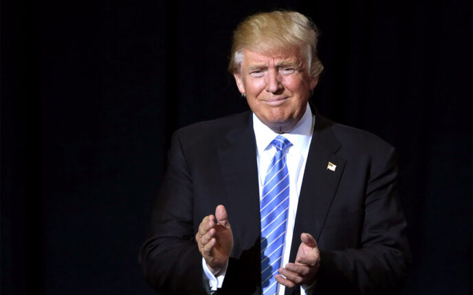 Trump åpner for masse&shy;oppsigelse av opptil to millioner offentlig ansatte