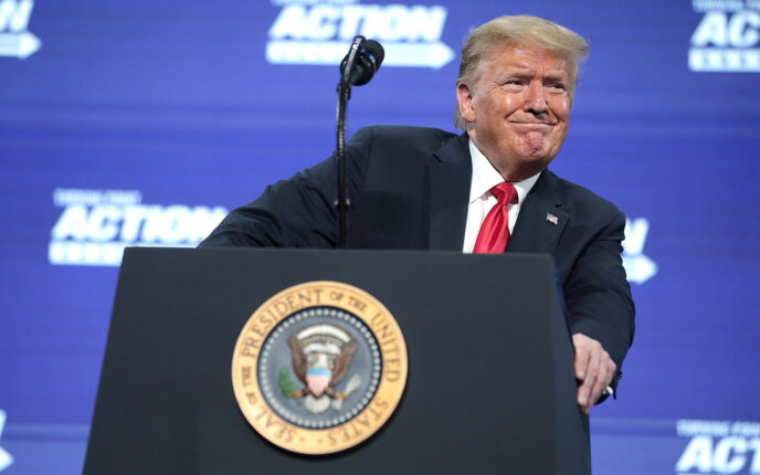 Donald Trump: President&shy;ordre ute&shy;lukker transer i militæret