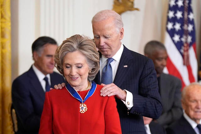 Biden hedrer George Soros og Hillary Clinton med presidentens frihetsmedalje