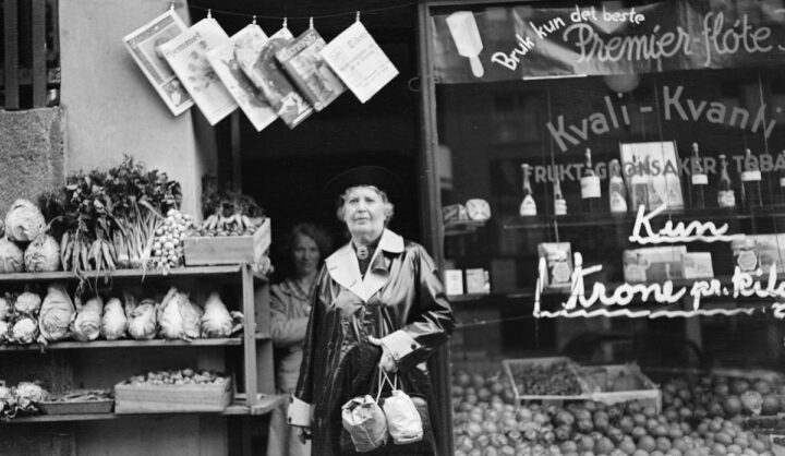 Inger Marie Munch på handletur (c.1935).
