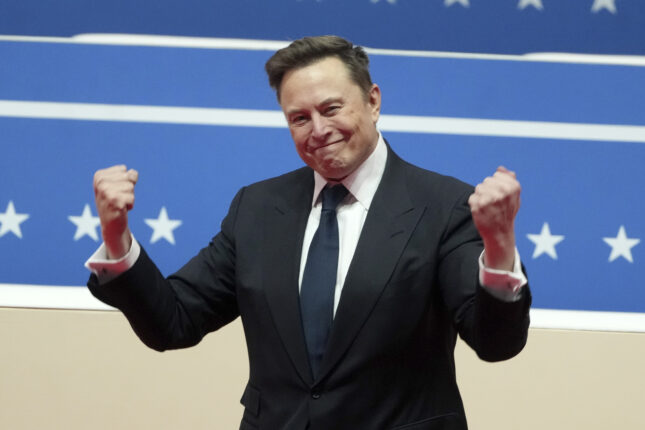 Barth Eide hiver seg på nazi-anklagene om Musk-gest