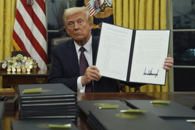 Trump har benådet rundt 1500 av de 6. januar-dømte; trekker også USA ut av Paris-avtalen