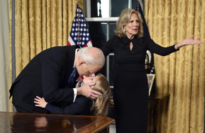 Biden advarer mot at oligarkiet står for døren