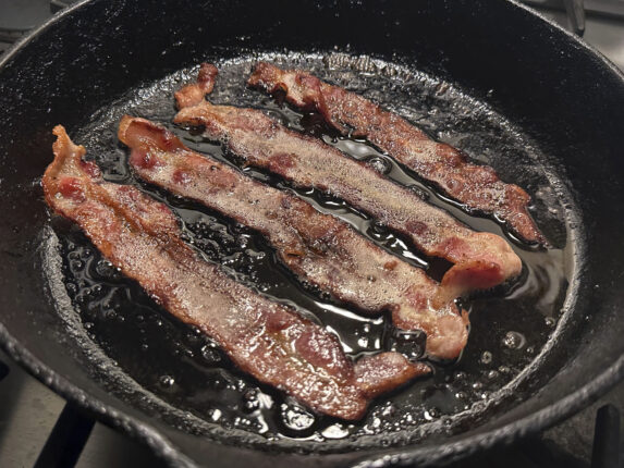Forskere ved Harvard-universitet: – En skive bacon om dagen er nok til å få demens