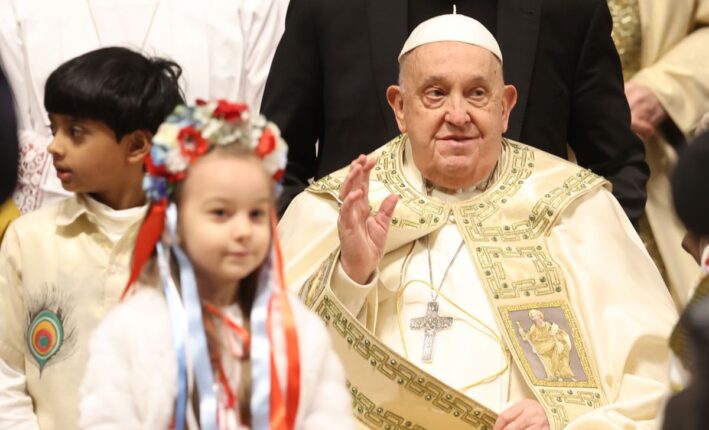 Paven fordømmer deportasjon av illegale, mens Vatikanet vedtar strenge lover for ulovlig innreise