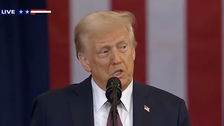Trump innsatt. Lover bedre tider og angriper den avtroppende administrasjonen
