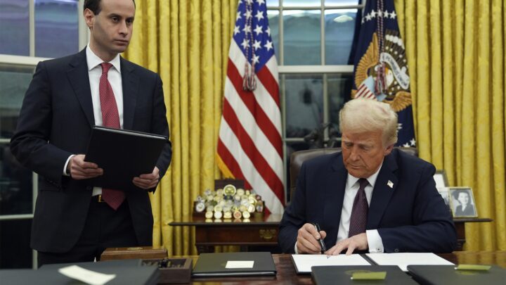 Trump tar sikker&shy;hets­klarering­en fra etter­retnings­folk som løy om laptop­en til Hunter