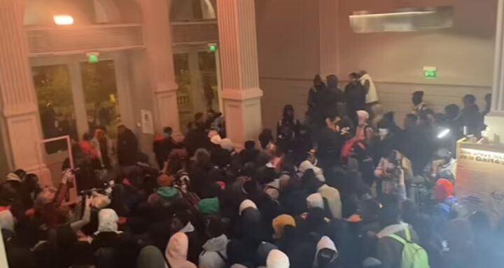 Naiv fransk teaterledelse inviterte 200 migranter til én kveld – blir ikke kvitt dem