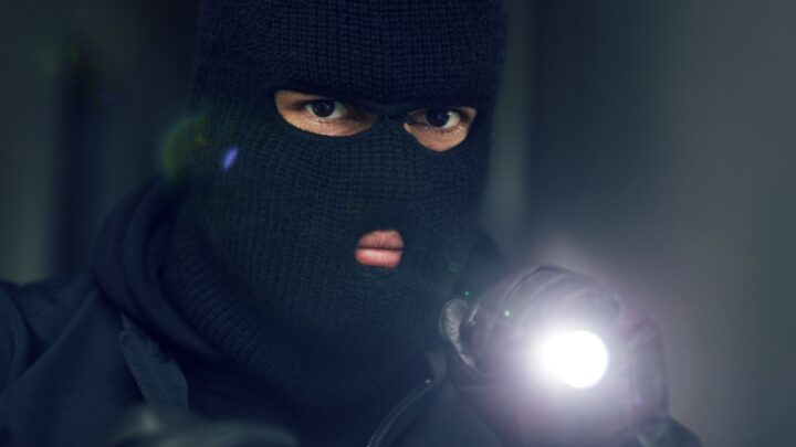 Maskerte menn ranet ung mann i Jessheim