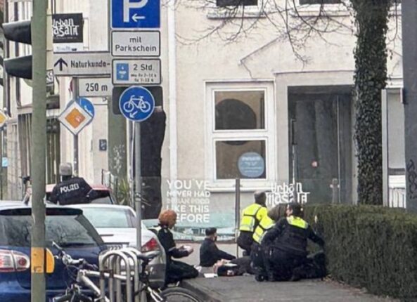 Skyting utenfor rettssal i Tyskland: Kaos og flere skadde i Bielefeld