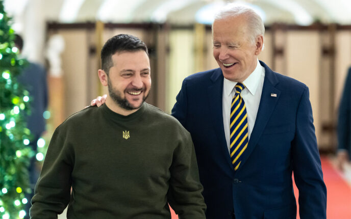 Zelenskyj vet ikke hvor pengene er blitt av: Har bare mottatt 75 av de lovede 177 milliarder dollar