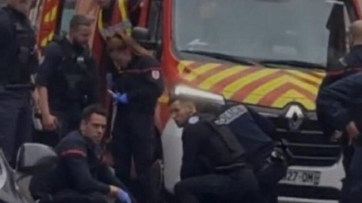 Én person er død og flere skadet i kniv&shy;angrep i Frankrike. Gjernings&shy;mannen ropte «Allahu akbar!»
