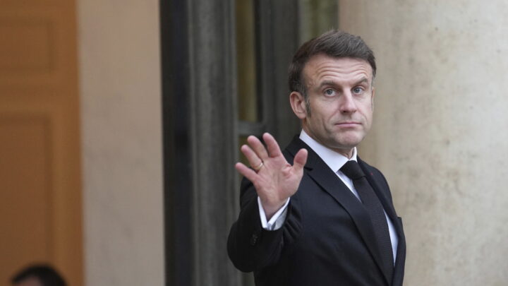 Sjokkskadd Macron kaller inn europeiske ledere til krisemøte