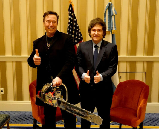 Motorsag-kameratene: Milei overrakte Musk en motor&shy;sag på CPAC