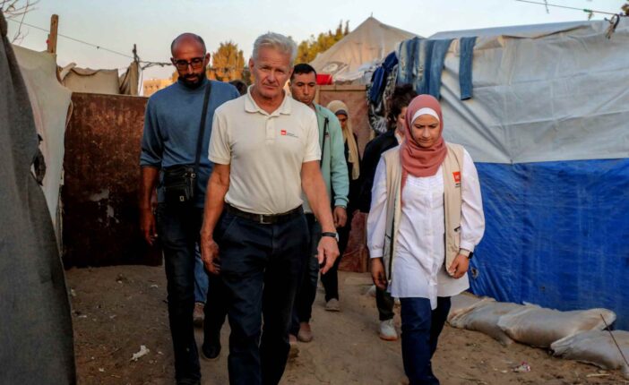 40 mann med automat&shy;våpen plyndret lageret til Flyktning&shy;hjelpen