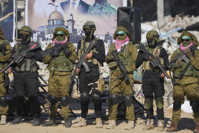 Hamas gjør gissel&shy;overlevering til sirkus og triumftog