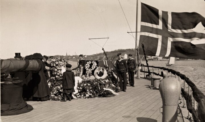 Bjørnsons båre fraktes fra København til Kristiania (1910).