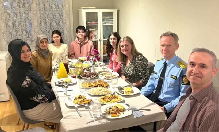 Norges politi&shy;direktør koser seg på iftar hos Ramadangjest