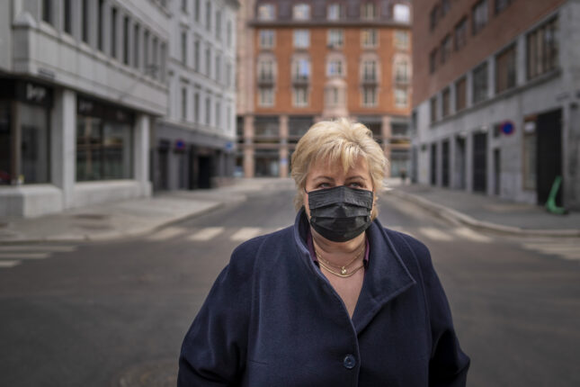 Norge var «i verdensklasse» på korona-håndtering, sier Erna Solberg
