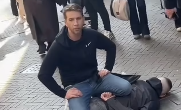 Ung britisk turist uskadelig&shy;gjorde kniv&shy;terroristen i Amsterdam