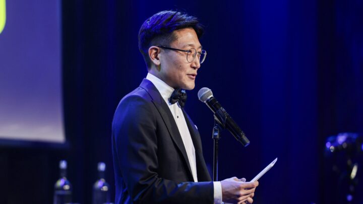 Fint å speile kristen­dommen i vers fra Koranen, mener Danby Choi