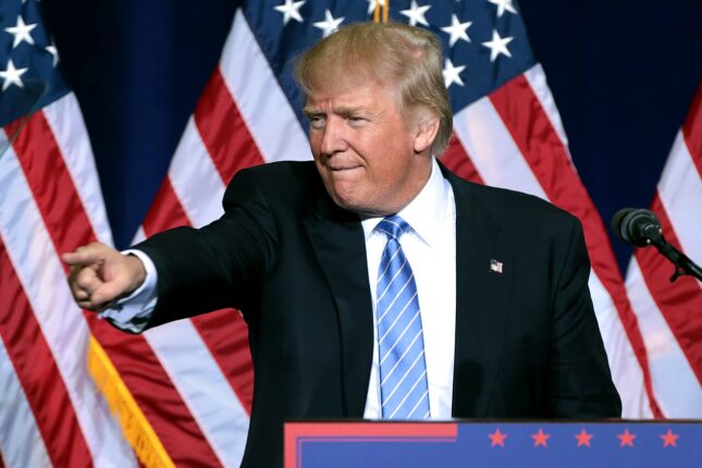 Trump krever at Frankrike «frigir» Marine Le Pen