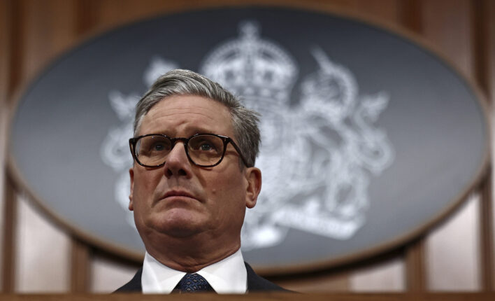 Keir Starmer vil stramme inn: – Skal du bo i UK, skal du snakke engelsk