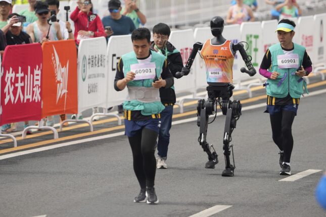 Roboter i halvmaratonløp i Kina