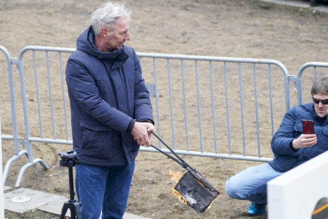 Leder for anti-islamgruppe brente Koranen i Amsterdam