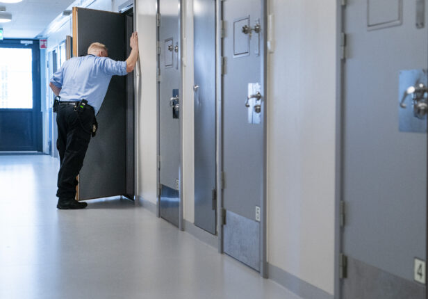 Kvinnelige fengsels-betjenter trenger hjelp fra innsatte i voldssituasjoner