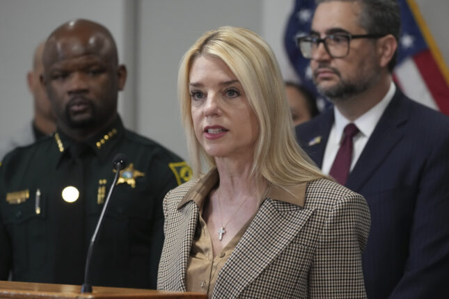 Pam Bondi: For mange lekkasjer, kildevernet ryker