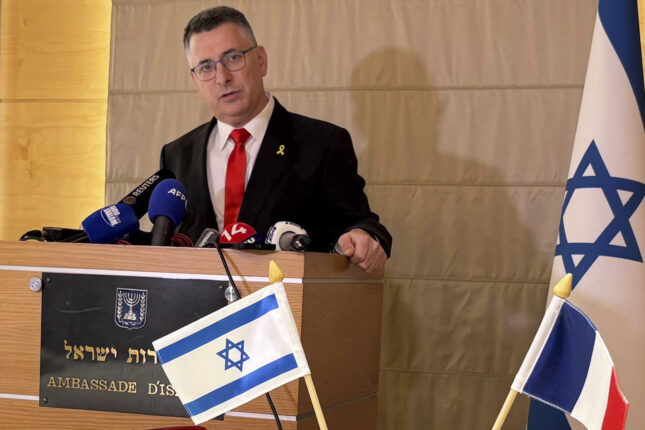 Israels utenriksminister mener både britene og EU beveger seg i feil retning