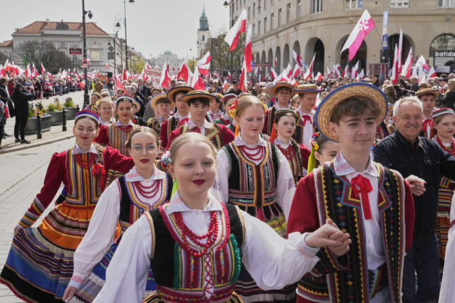 Titusenvis av polakker marsjerte i patriotisk markering i Warszawa
