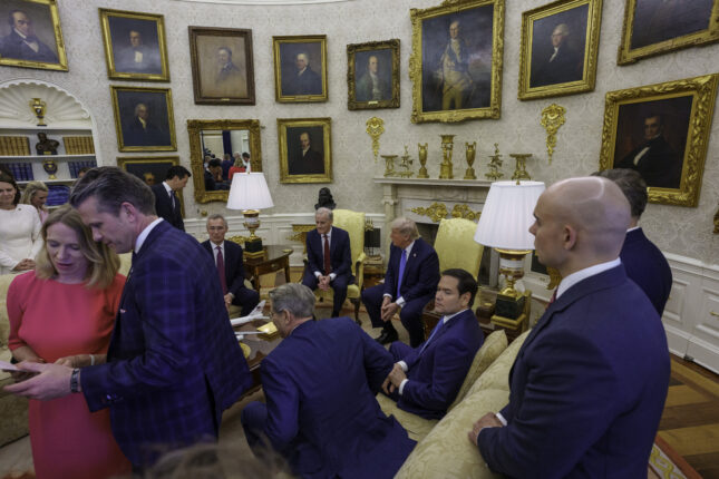 USAs forsvarsminister Hegseth fikk slektstre av Norges ambassadør