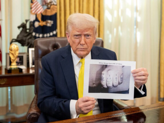 Trump legger ut bilde av Garcias MS-13-tatoveringer