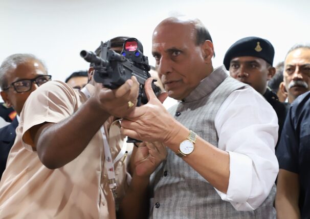 Indias forsvars&shy;minister: – Er atom&shy;våpen sikre i hendene på en slyngel&shy;stat som Pakistan?