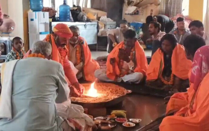 India: Muslimsk familie på åtte konverterte til hinduismen