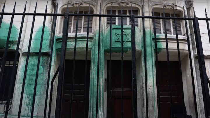 Skadeverk mot flere jødiske mål i Paris