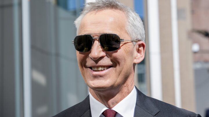 Stoltenberg «tar alt»