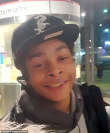 To gutter drepte 14-åring med machete foran passasjerer på London-buss