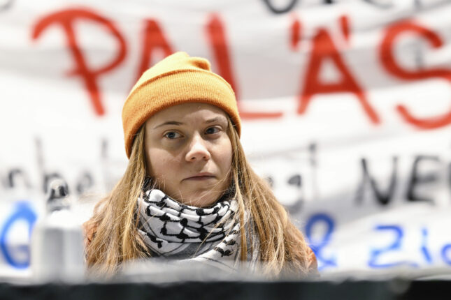Greta Thunberg hevder at båten hennes ble bombet av Israel