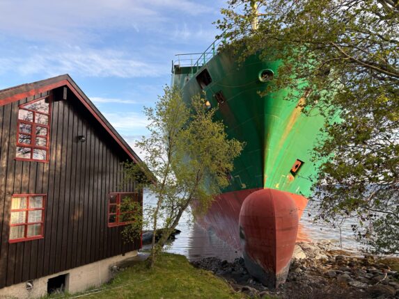 Konteinerskip grunnstøtte i Trondheimsfjorden – havnet på land få meter fra bolighus
