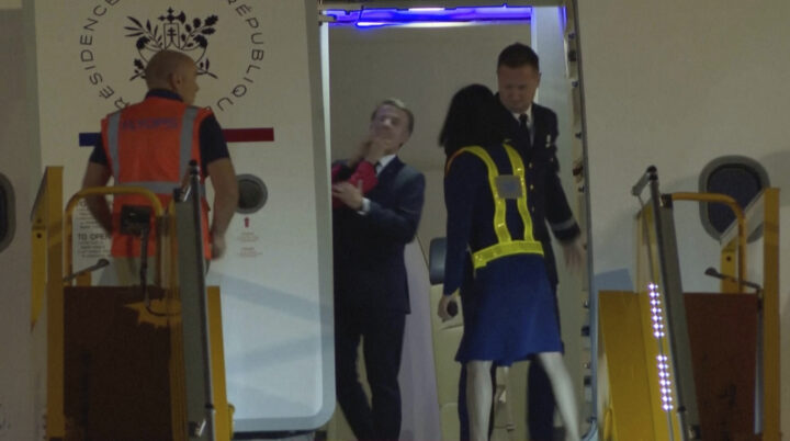 Macron får seg en på tygga av kona