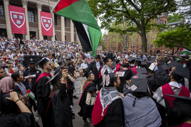 Trump-administrasjonen varsler ytterligere kutt i støtten til Harvard