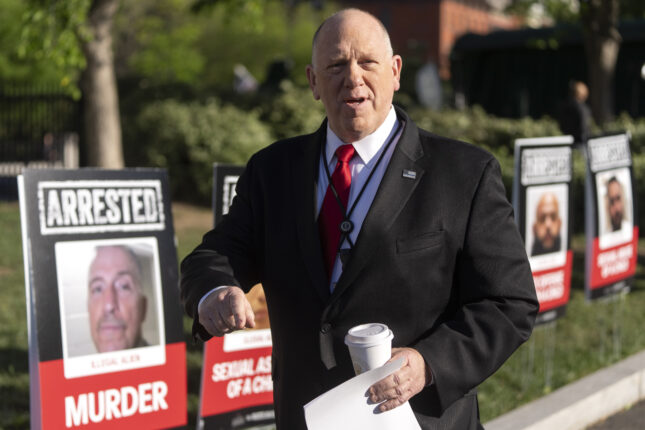 Tom Homan vurderer å saksøke AOC for bistand til illegale migranter